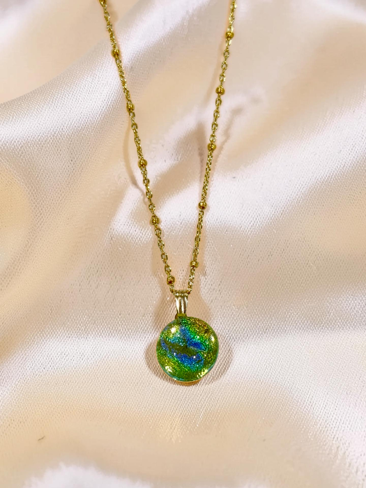 gold honu pendant (satellite bead chain)