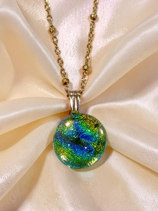 gold honu pendant (satellite bead chain)